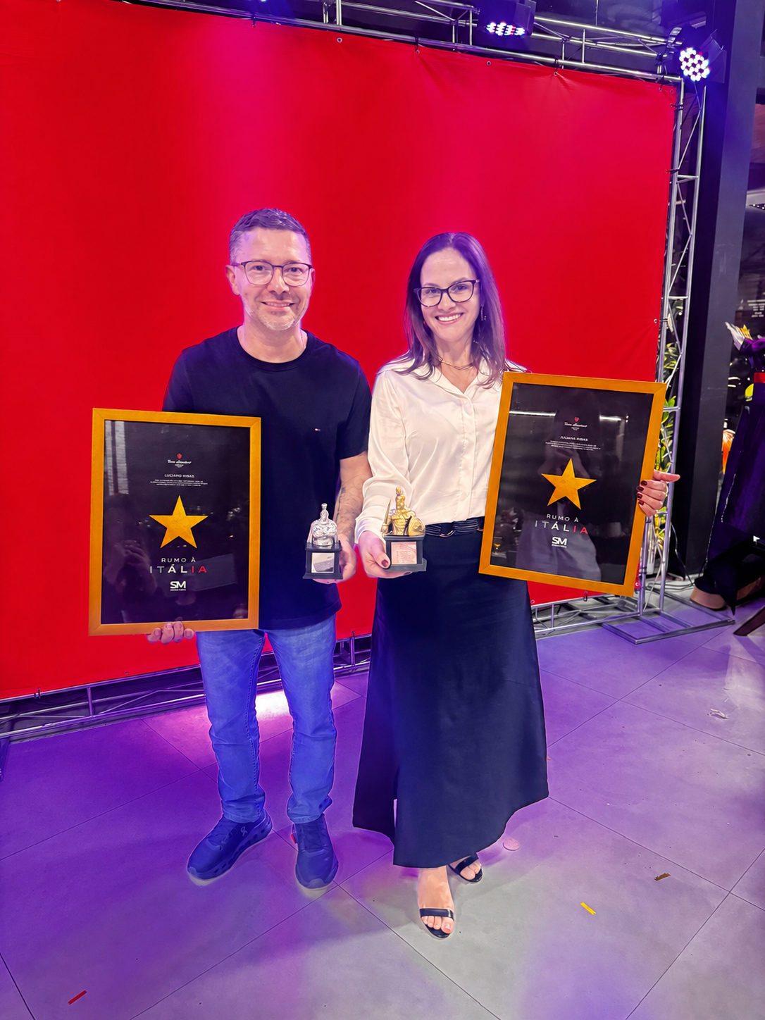 Juliana e Luciano Ribas recebendo premiação como campeões de vendas